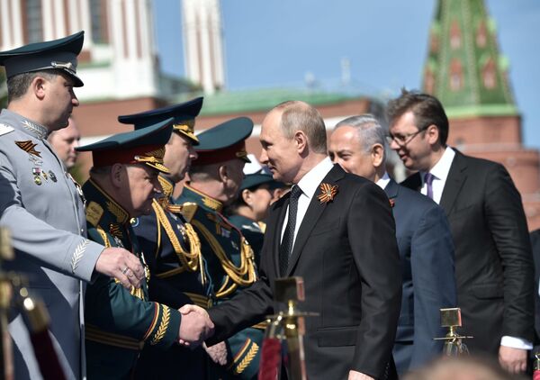 ولادیمیر پوتین، رئیس جمهور روسیه هنگام استقبال از نظامیان در رژه نظامی ویژه 73مین جشن پیروزی بر فاشیزم - اسپوتنیک افغانستان  