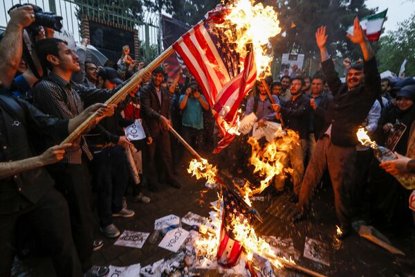 تظاهرکنندگان در حال سوزاندن بیرق امریکا - تهران، ایران - اسپوتنیک افغانستان  