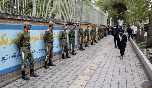 نیروهای امنیتی در مقابل ساختمان سابق سفارت امریکا در تهران - اسپوتنیک افغانستان  