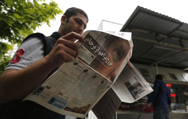 مردی در حال خواندن روزنامه - تهران، ایران - اسپوتنیک افغانستان  