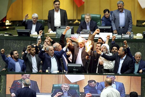 به آتش کشیدن بیرق امریکا در پارلمان ایران - اسپوتنیک افغانستان  