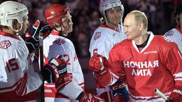 شرکت رئیس جمهور پوتین در مسابقه شبانه هاکی - کاخ یخ «بالشوی» سوچی، روسیه - اسپوتنیک افغانستان  