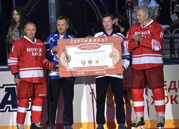 شرکت رئیس جمهور پوتین در مسابقه شبانه هاکی - کاخ یخ «بالشوی» سوچی، روسیه - اسپوتنیک افغانستان  
