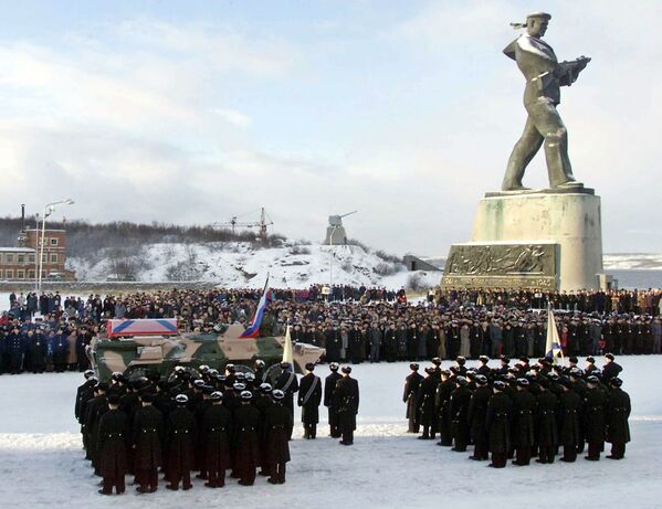 مراسم یادبود خدمه زیردریایی اتمی غرق شده کورسک در بندر سورومورسک روسیه - اسپوتنیک افغانستان  