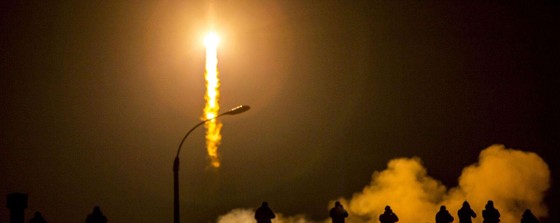 Media photograph the Soyuz TMA-16M spacecraft is seen as it launches to the International Space Station with Expedition 43 NASA Astronaut Scott Kelly, Russian Cosmonauts Mikhail Kornienko, and Gennady Padalka of the Russian Federal Space Agency (Roscosmos) onboard Saturday, March 28, 2015, Kazakh time (March 27 Eastern time) from the Baikonur Cosmodrome in Kazakhstan. As the one-year crew, Kelly and Kornienko will return to Earth on Soyuz TMA-18M in March 2016 - اسپوتنیک افغانستان  , 1920, 24.01.2022