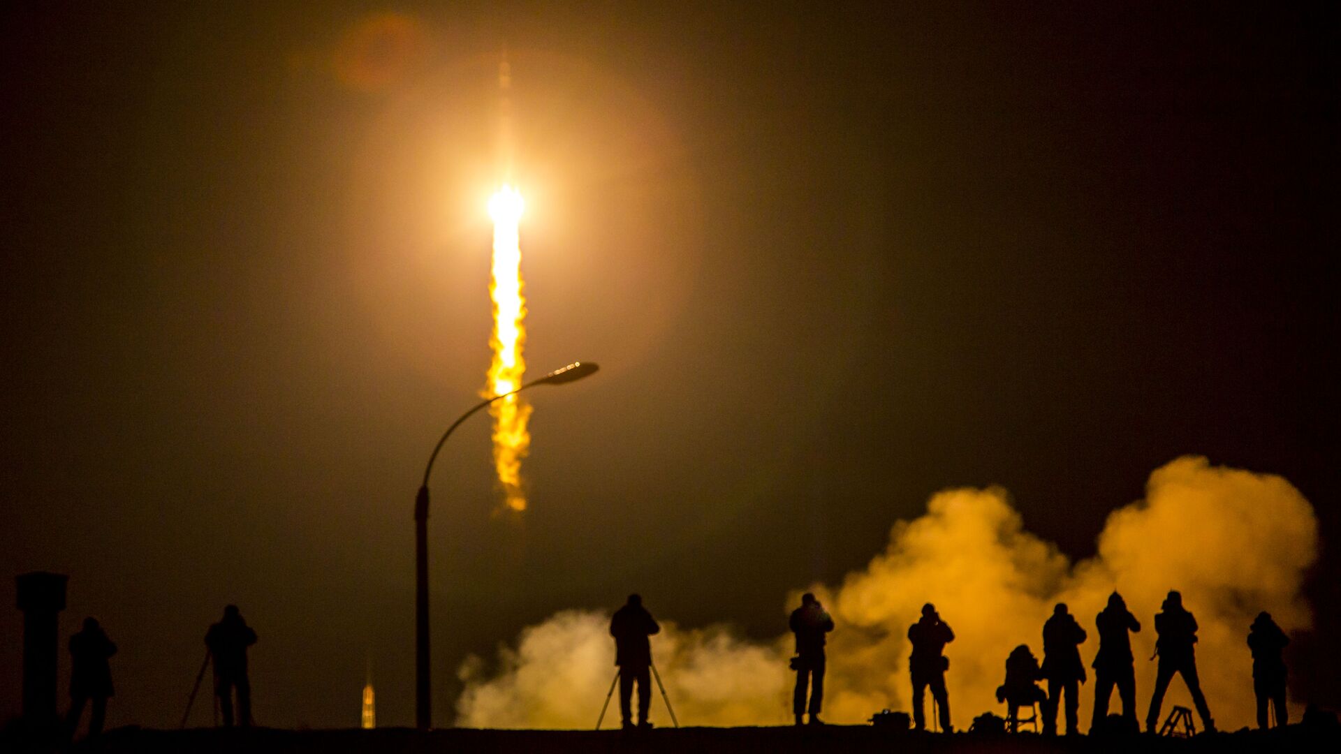 Media photograph the Soyuz TMA-16M spacecraft is seen as it launches to the International Space Station with Expedition 43 NASA Astronaut Scott Kelly, Russian Cosmonauts Mikhail Kornienko, and Gennady Padalka of the Russian Federal Space Agency (Roscosmos) onboard Saturday, March 28, 2015, Kazakh time (March 27 Eastern time) from the Baikonur Cosmodrome in Kazakhstan. As the one-year crew, Kelly and Kornienko will return to Earth on Soyuz TMA-18M in March 2016 - اسپوتنیک افغانستان  , 1920, 24.01.2022