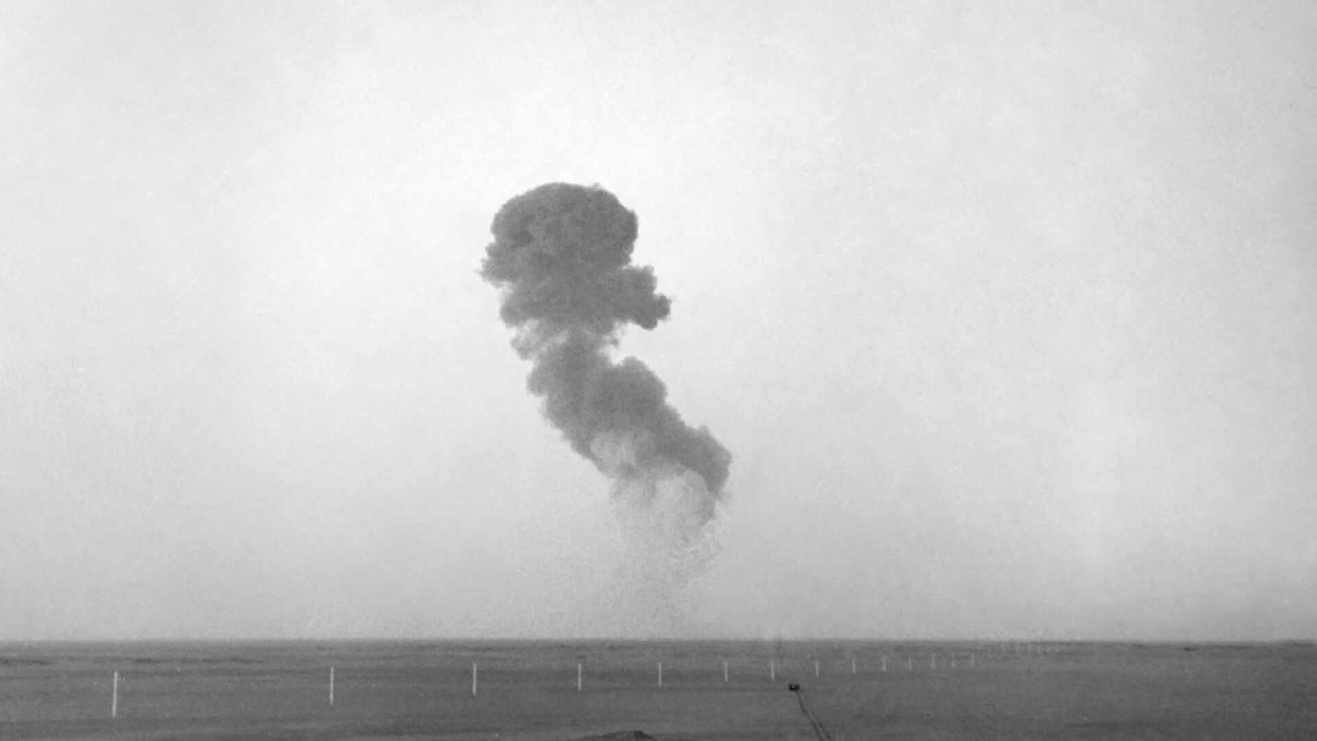 Взрыв от ядерных испытаний, проводимых Францией на территории полигона вблизи города Регган в Алжире, 1960 г - اسپوتنیک افغانستان  , 1920, 03.08.2022