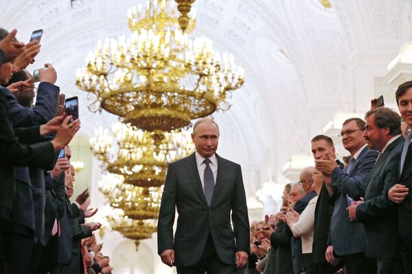 ولادیمیر پوتین، رئیس جمهور منتخب روسیه هنگام ورود به سالون مراسم تحلیف ریاست جمهوری. - اسپوتنیک افغانستان  
