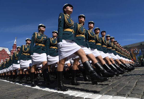 رسم گذشت نظامی به مناسبت ۷۳-مین سالگرد پیروزی روسیه در جنگ جهانی دوم – میدان سرخ، مسکو - اسپوتنیک افغانستان  