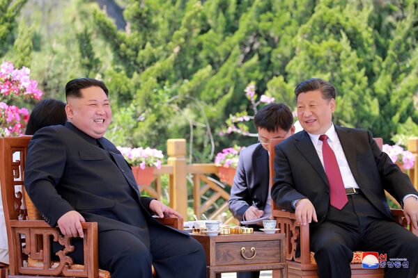 کیم جونگ اون، رهبر کوریای شمالی و شی جین پینگ، رئیس جمهور چین - اسپوتنیک افغانستان  