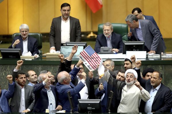 به آتش کشیدن بیرق امریکا در پارلمان ایران - اسپوتنیک افغانستان  