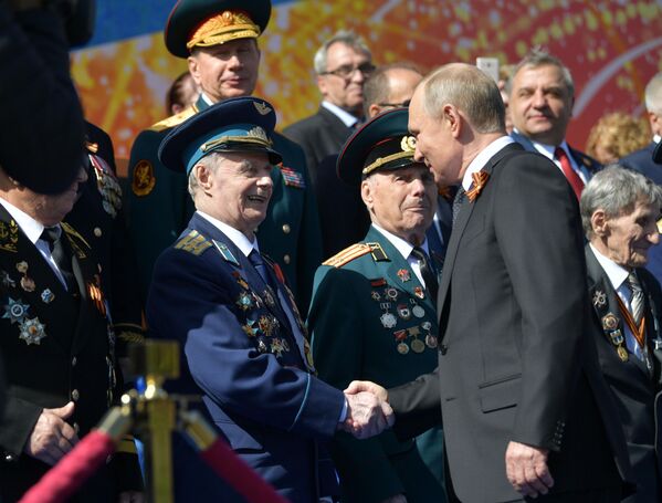 ولادیمیر پوتین، رئیس جمهور روسیه در رسم گذشت نظامی به مناسبت ۷۳-مین سالگرد پیروزی روسیه در جنگ جهانی دوم – میدان سرخ، مسکو - اسپوتنیک افغانستان  