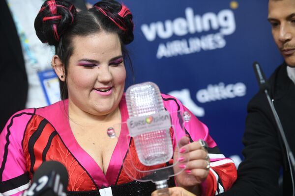نتا، خواننده اسرائیلی و برنده این دوره نهائی مسابقه بین المللی آواز یوروویژن 2018 در پرتغال - اسپوتنیک افغانستان  