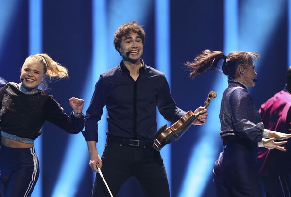 نمایندگان ناوری در جریان اجرای برنامه در مسابقه بین المللی آواز یوروویژن 2018 در پرتغال - اسپوتنیک افغانستان  