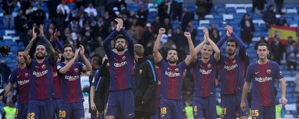 Soccer Football - La Liga Santander - Real Madrid vs FC Barcelona - Santiago Bernabeu, Madrid, Spain - December 23, 2017 Barcelona’s Gerard Pique and team mates applaud the fans at the end of the match  Soccer Football - La Liga Santander - Real Madrid vs FC Barcelona - Santiago Bernabeu, Madrid, Spain - December 23, 2017 Barcelona’s Gerard Pique and team mates applaud the fans at the end of the match  - اسپوتنیک افغانستان