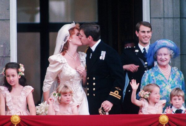 شاهزاده اندرو، پسر دوم ملکه بریتانیا با همسرش سارا در مراسم عروسی - اسپوتنیک افغانستان  