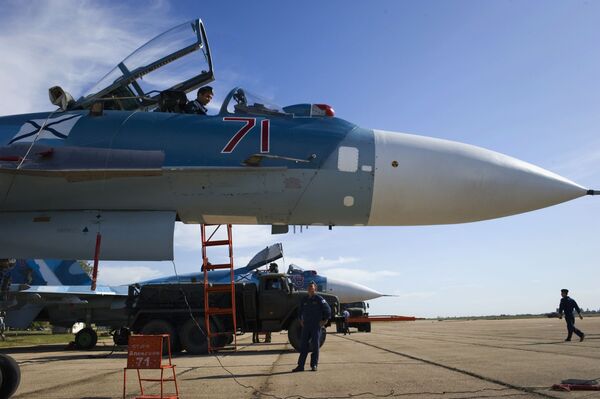 نیرو های نظامی روسیه، هنگام آماده سازی هواپیمای سو - 35 برای آموزش پیلوتان نیرو های هوایی شمال در کریمه - اسپوتنیک افغانستان  