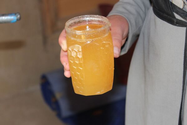 نگهداری و پرورش زنبورداری در افغانستان سابقه دیرینه دارد و فرآورده آن عسل می‌باشد و که نه تنها به عنوان یک خوراک شیرین غذایی که همچنان به عنوان داروی سنتی بیشتر خانواده‌ها استفاده می‌شود - اسپوتنیک افغانستان  