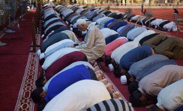 مسلمان در حال نماز خواند در اولین روز ماه مبارک رمضان در پاکستان - اسپوتنیک افغانستان  