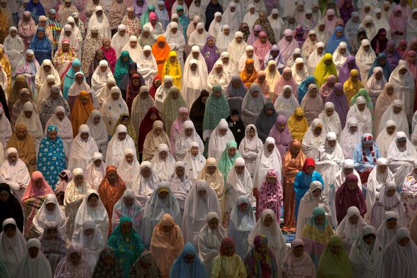 زنان در حال نماز خواندن در اولین روز ماه مبارک رمضان در اندولیزیا - اسپوتنیک افغانستان  