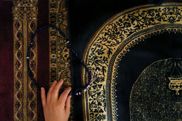 زنی مسلمان در حال نماز خواندن در اولین روز ماه مبارک رمضان در امریکا - اسپوتنیک افغانستان  