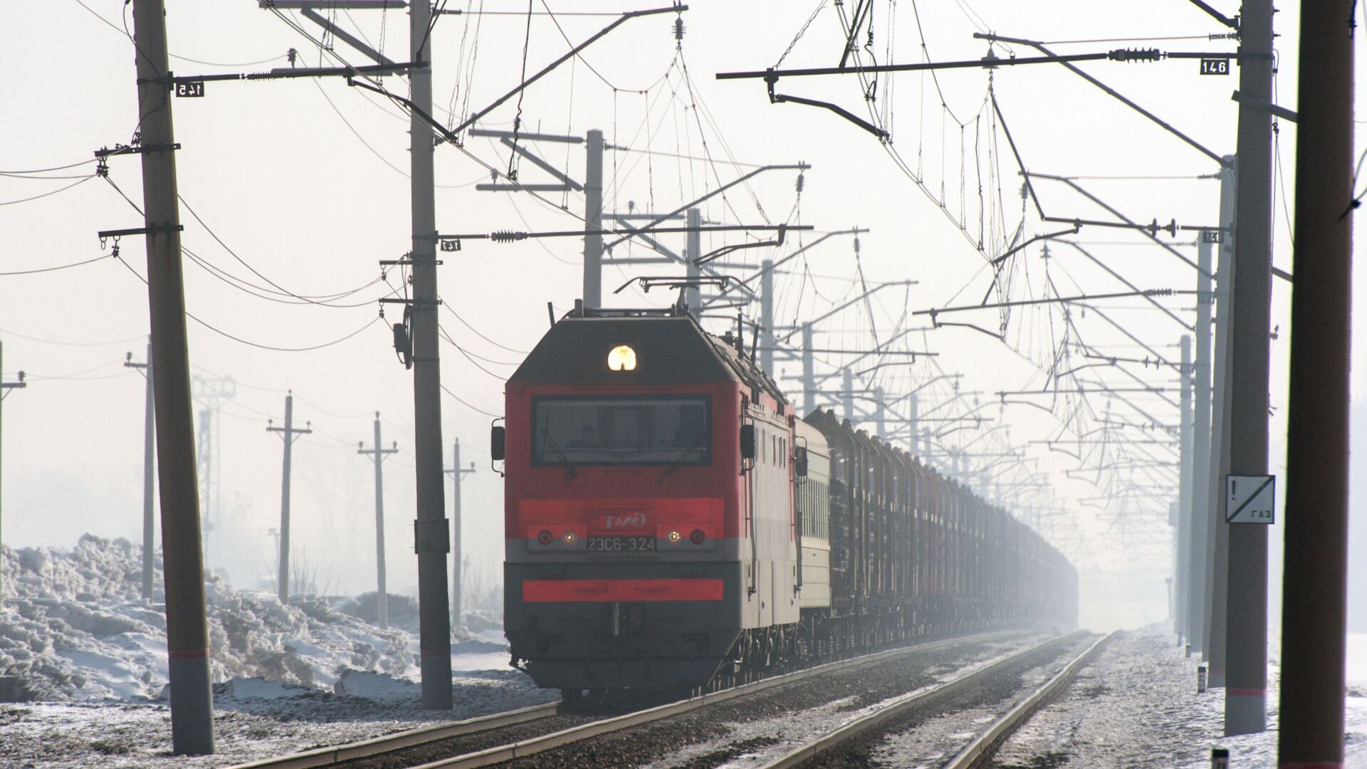 Грузовой поезд следует по одному из ответвлений Транссибирской железнодорожной магистрали в Новосибирской области - اسپوتنیک افغانستان  , 1920, 23.09.2022