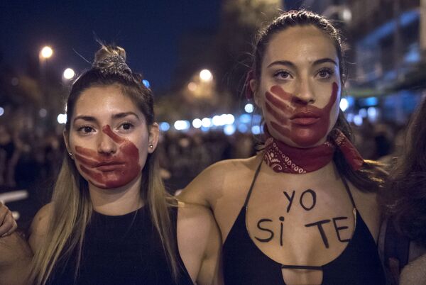 شرکت کنندگان راهپیمایی در اعتراض به خشونت علیه زنان در سانتیاگو، چیلی - اسپوتنیک افغانستان  