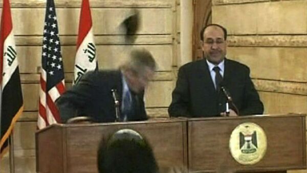 پرتاب ‌کننده کفش به سمت بوش نماینده پارلمان عراق شد - اسپوتنیک افغانستان  