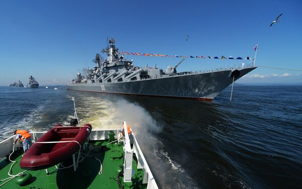 کشتی راکتی واریاگ در جریان نمایش به مناسبت روز نیروهای دریایی اقیانوس آرام روسیه - اسپوتنیک افغانستان  