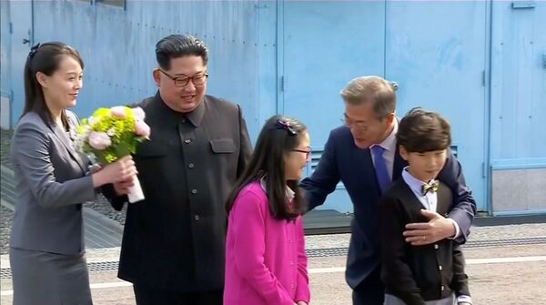 دسته گل کودکان به رئیس جمهور کوریای جنوبی. - اسپوتنیک افغانستان  