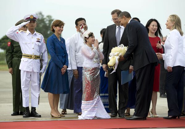 دسته گل اوباما و کلینتون در فرودگاه میانما. - اسپوتنیک افغانستان  
