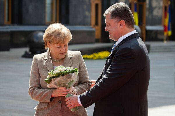 هدیه دسته گل پروشنکو رئیس جمهور اوکراین به آنگلا مرکل صدر اعظم آلمان. - اسپوتنیک افغانستان  