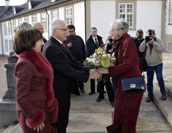 رئیس جمهور چک و همسرش دسته گلی به ملکه دانمارک هدیه می کنند. - اسپوتنیک افغانستان  