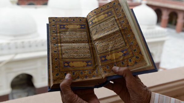 پایان نوشتن و تزئین کاری قرآن ابریشمی در افغانستان - اسپوتنیک افغانستان  