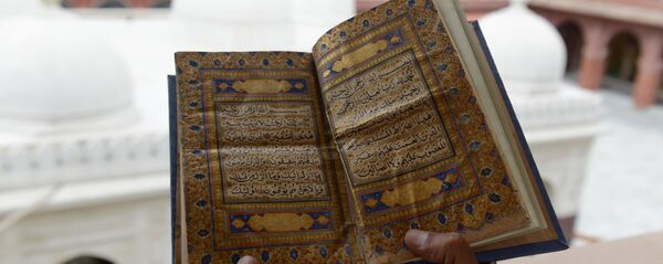 پایان نوشتن و تزئین کاری قرآن ابریشمی در افغانستان پایان نوشتن و تزئین کاری قرآن ابریشمی در افغانستان - اسپوتنیک افغانستان