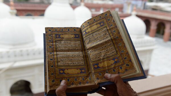 پایان نوشتن و تزئین کاری قرآن ابریشمی در افغانستان - اسپوتنیک افغانستان  