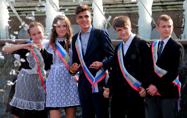 جشن فارغ التحصیلی دانش آموزان - مسکو - اسپوتنیک افغانستان  