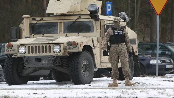 Военнослужащий США рядом с бронемашиной в Польше - اسپوتنیک افغانستان  