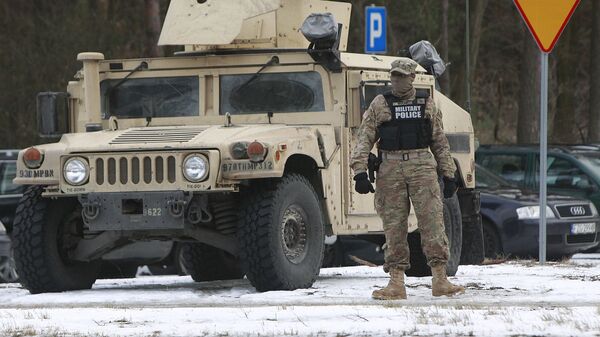 Военнослужащий США рядом с бронемашиной в Польше - اسپوتنیک افغانستان  