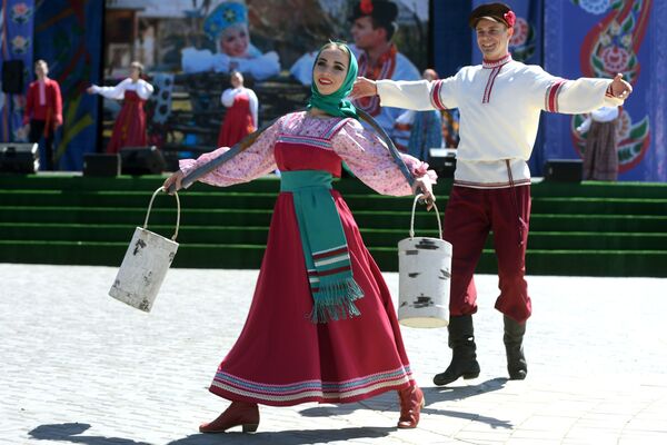 شرکت کنندگان جشن مردمی کاروان در شهر کازان روسیه - اسپوتنیک افغانستان  