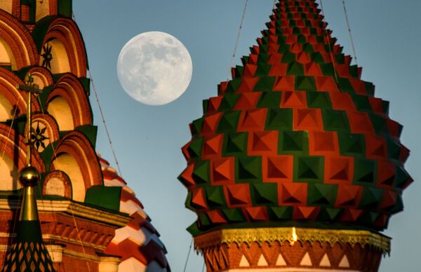 کلیسای واسیلی بلاژنی و مهتاب کامل – میدان سرخ، مسکو - اسپوتنیک افغانستان  