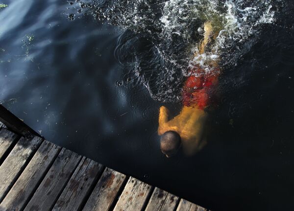 شناگر در رودخانه مسکو. - اسپوتنیک افغانستان  