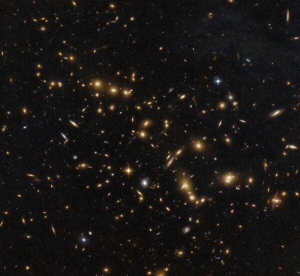 خوشه باستان از کهکشان‌ها RXC J0032.1 + 1808 در صورت فلکی ماهی - اسپوتنیک افغانستان  