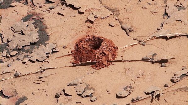 اولین سوراخ، توسط مریخ نورد کنجکاوی در سنگ دلوث - اسپوتنیک افغانستان  