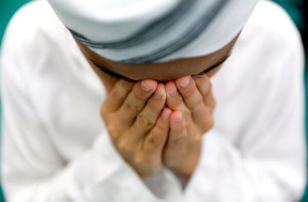 جوان تایلندی در حال نماز خواندن - اسپوتنیک افغانستان  
