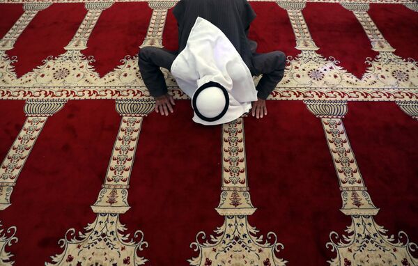 مرد فلسطینی در حال نماز خواندن – بیت المقدس - اسپوتنیک افغانستان  