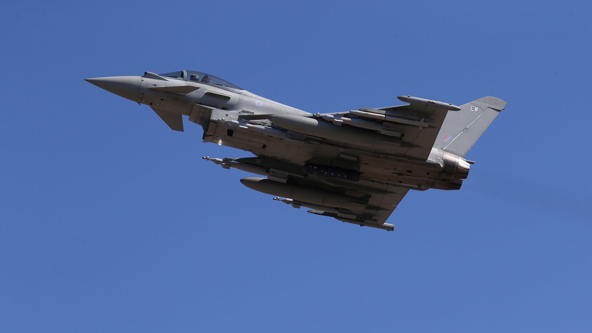 In this Thursday, Sept. 22, 2016, a Typhoon aircraft takes off from RAF, Akrotiri, Cyprus. British air forces for a mission in Iraq. British Tornado and Typhoon aircraft stationed at a U.K. air base in Cyprus are pounding Islamic State targets - اسپوتنیک افغانستان  , 1920, 01.10.2023