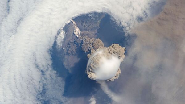 Снимок извержения вулкана Сарычева на Курильских островах  - اسپوتنیک افغانستان  