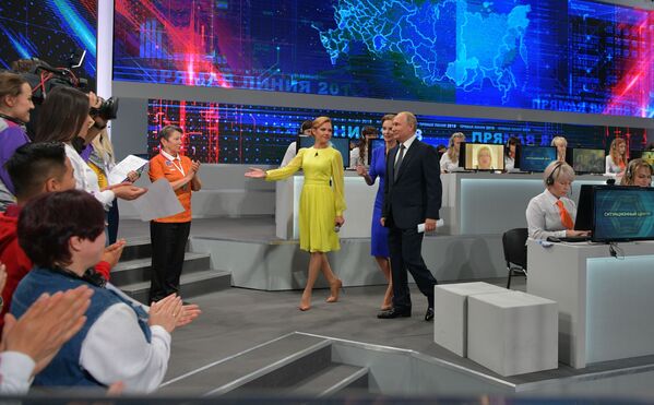 ولادیمیر پوتین، رئیس جمهور روسیه، پیش از آغاز برنامه ویژه سالانه «خط مستقیم با ولادیمیر پوتین» - اسپوتنیک افغانستان  
