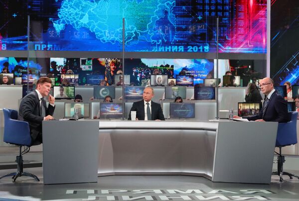 ولادیمیر پوتین، رئیس جمهور روسیه  در حال جریان گفتگوی مستقیم با مردم کشور. - اسپوتنیک افغانستان  